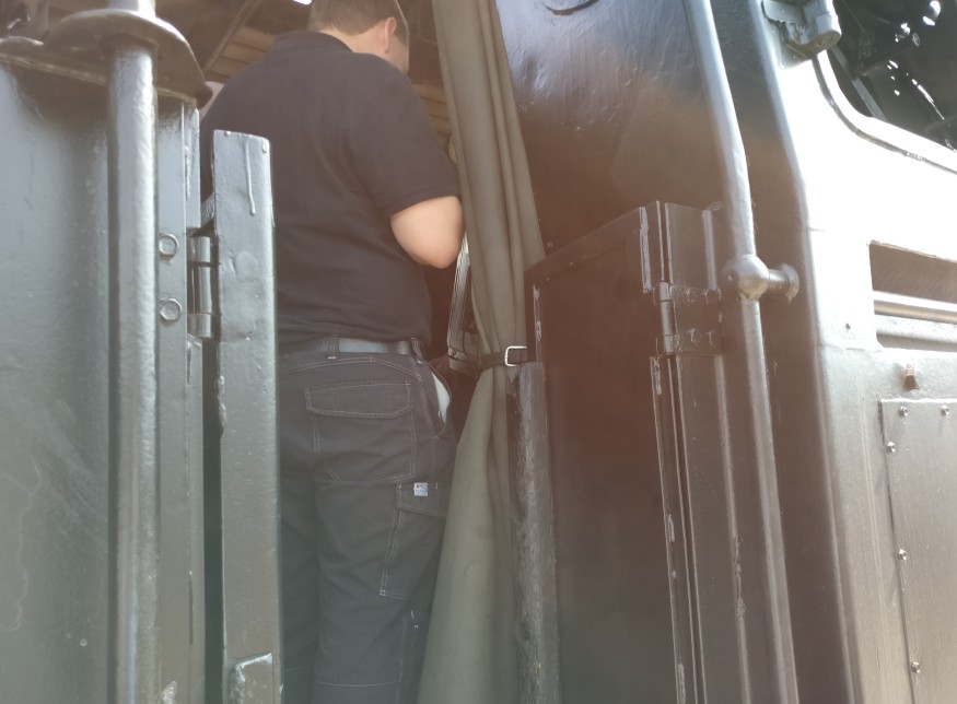 Baureihe 01 519 vor dem DGEG-Sonderzug von Veitshöchheim über Würzburg nach Mainz am 22.04.2018 am Gleis 4 des Hauptbahnhofs Mainz