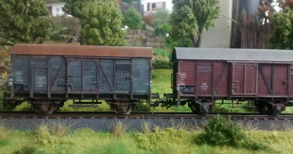 Der Piko gedeckter Güterwagen Europ CFL 22405 (4839A) links neben einem Kollegen. Von Doncolor gealtert und mit Wheathering überzogen.