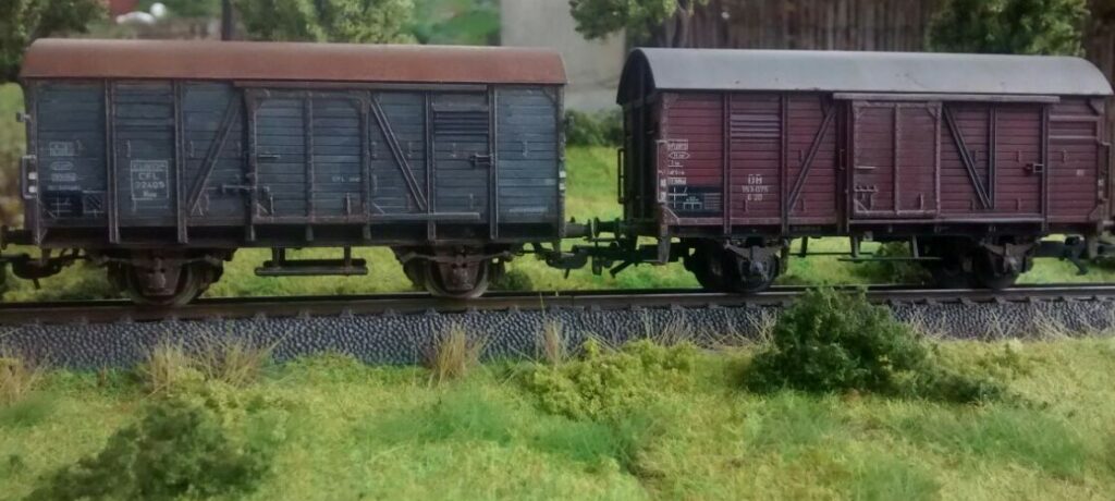Andere Aufname: Der Piko gedeckter Güterwagen Europ CFL 22405 (4839A) links neben einem Kollegen. Von Doncolor gealtert und mit Wheathering überzogen. 