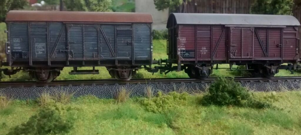 Andere Aufname: Der Piko gedeckter Güterwagen Europ CFL 22405 (4839A) links neben einem Kollegen. Von Doncolor gealtert und mit Wheathering überzogen.