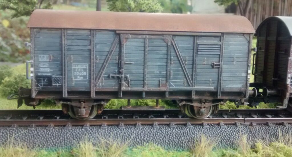 Mal ganz solo: der Piko gedeckter Güterwagen Europ CFL 22405 (4839A) links neben einem Kollegen. Von Doncolor gealtert und mit Wheathering überzogen.