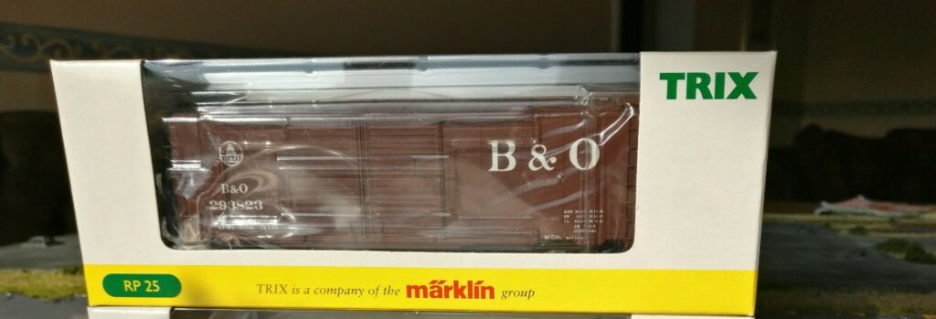 Die Originalverpackung des Trix 24902-07 B&O Double Door Boxcar mit der Wagennummer 293823