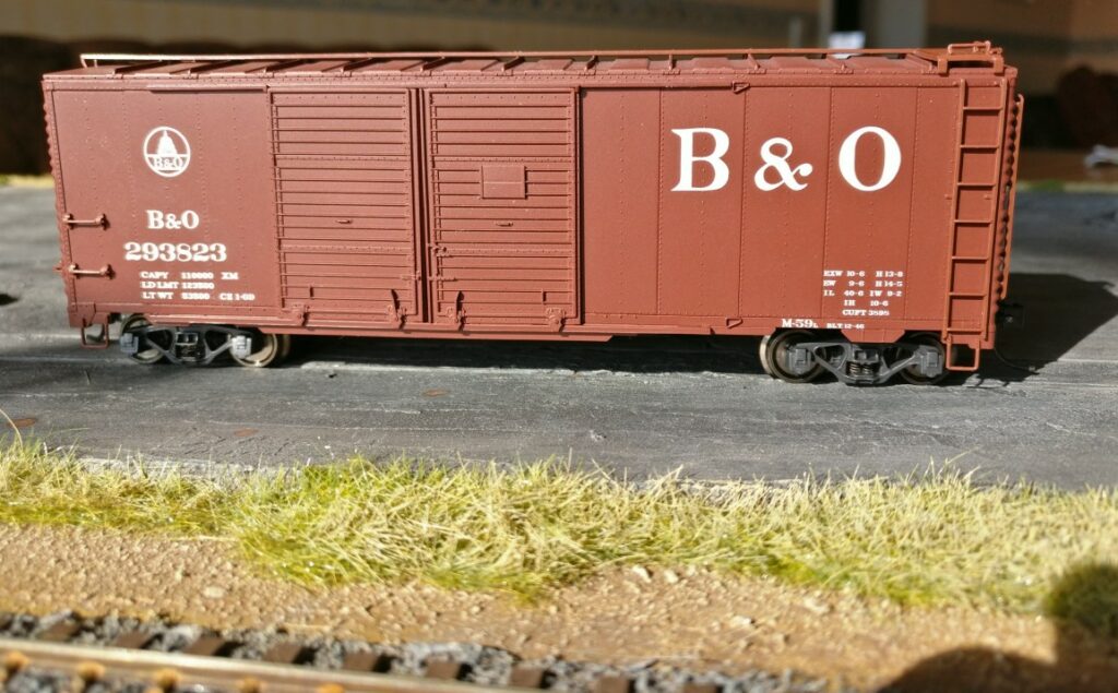 Der Trix 24902-07 B&O Double Door Boxcar mit der Wagennummer 293823 von der Seite. Hier sieht man die ganze Pracht.