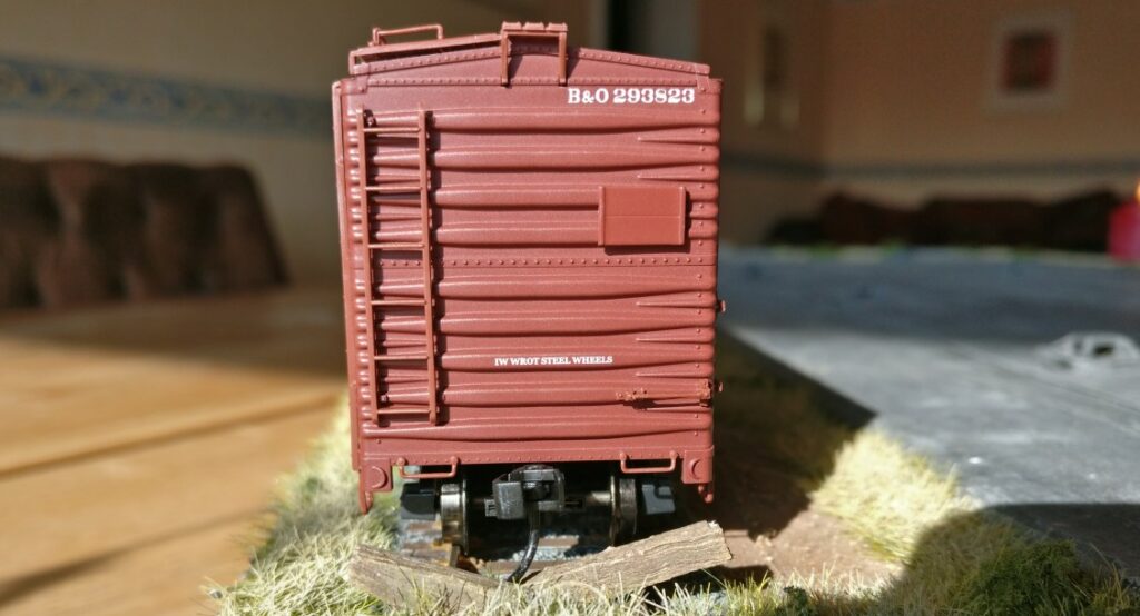 Die eine Stirnseite des Trix 24902-07 B&O Double Door Boxcar mit der Wagennummer 293823