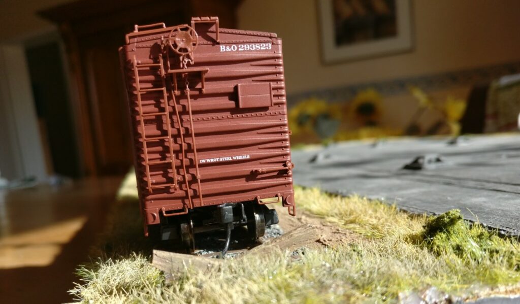 Die andere Stirnseite des Trix 24902-07 B&O Double Door Boxcar mit der Wagennummer 293823 mit den Feststellrädern (Brake Wheels), Brake Riggings und Iren Grabs.