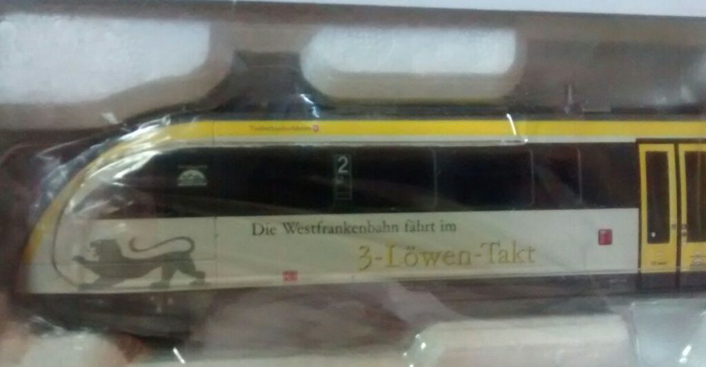 Noch schlummert er unter der Schutzfolie, doch gleich wird er befreit und auf die Strecke gelassen, der Piko 52288 Dieseltriebwagen "Desiro" BR 642 DB Regio Westfrankenbahn