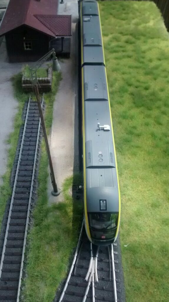 Von oben kommt er nicht ganz so schmuck rüber, wie von der Seite. Der Piko 52288 Dieseltriebwagen "Desiro" BR 642 der DB Regio Westfrankenbahn trägt einen schlichten grauen Hut.
