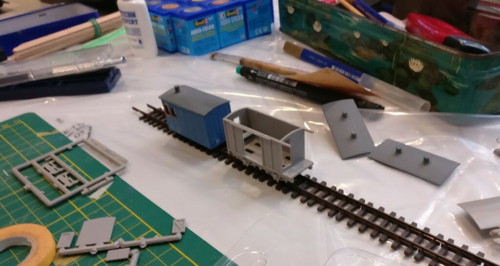 Der Arbeitstisch eines Modellbau-Kollegen. Er hat sich den britischen Bahnen verschrieben und fertigt eine Serie von Waggons. Zwei davon sind hier zu sehen. Maßstab: 1:76 / 00