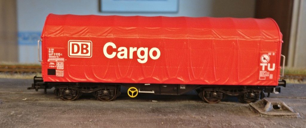 Roco 46921 DB-Cargo Schiebeplanenwagen Shimmns-tu 718, Betriebsnummer 31 80 467 2 035-1 aus einem Roco Starter Set, statt der Betriebsnummer 31 80 467 2 137-5 des einzeln verkauften Wagens.  Zum Vergrößern des Bildes bitte einfach das Bild anklicken. Das gilt hier für alle Bilder.