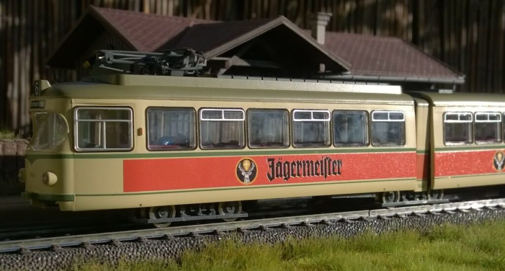 Haltestelle "Eschau-Mönchberg": die Roco 52580 DüWag-Straßenbahn/Gelenktriebwagen "Jägermeister" Betriebsnummer 3642 beim Fotoshooting.