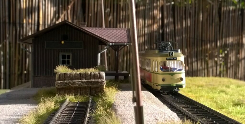 Haltestelle "Eschau-Mönchberg": die Roco 52580 DüWag-Straßenbahn/Gelenktriebwagen "Jägermeister" Betriebsnummer 3642 beim Fotoshooting.