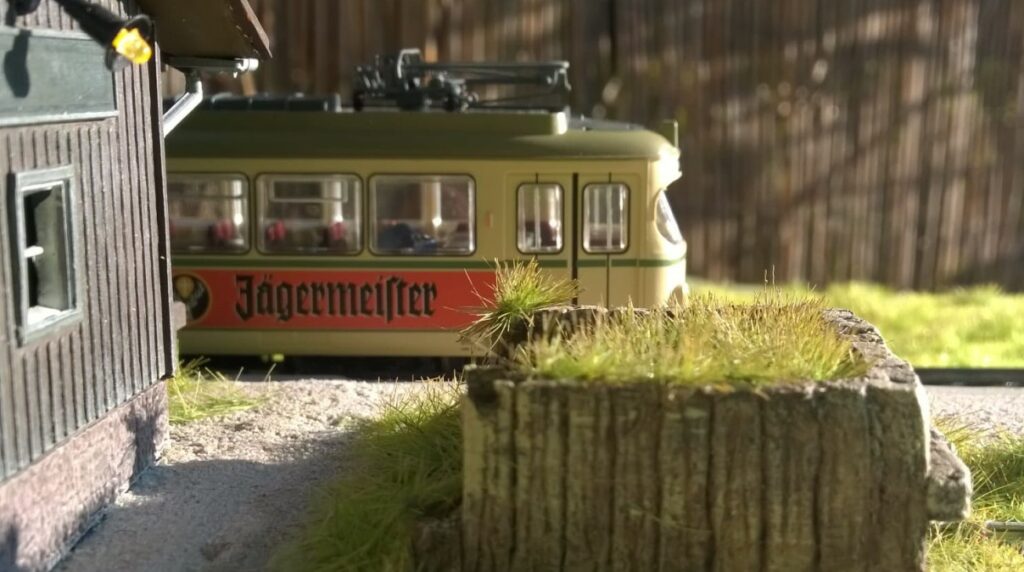 Haltestelle "Eschau-Mönchberg": die Roco 52580 DüWag-Straßenbahn/Gelenktriebwagen "Jägermeister" Betriebsnummer 3642 beim Fotoshooting.