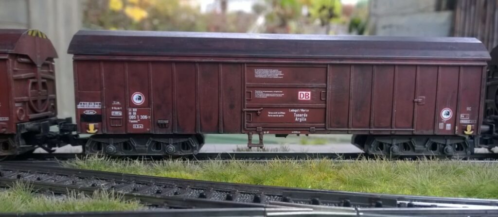 Ein Märklin 44600 Schwenkdachwagen Taems 890 "Tonerde Argille", Betriebsnummer 31 80 085 1 306-7