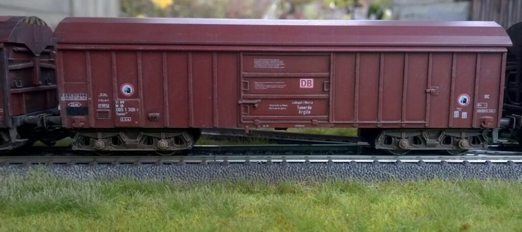 Ein Märklin 44600 Schwenkdachwagen Taems 890 "Tonerde Argille", Betriebsnummer 31 80 085 1 306-7