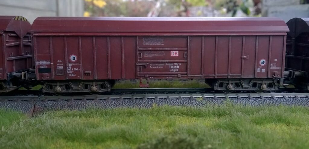 Ein Märklin 44600 Schwenkdachwagen Taems 890 "Tonerde Argille", Betriebsnummer 31 80 085 1 306-7