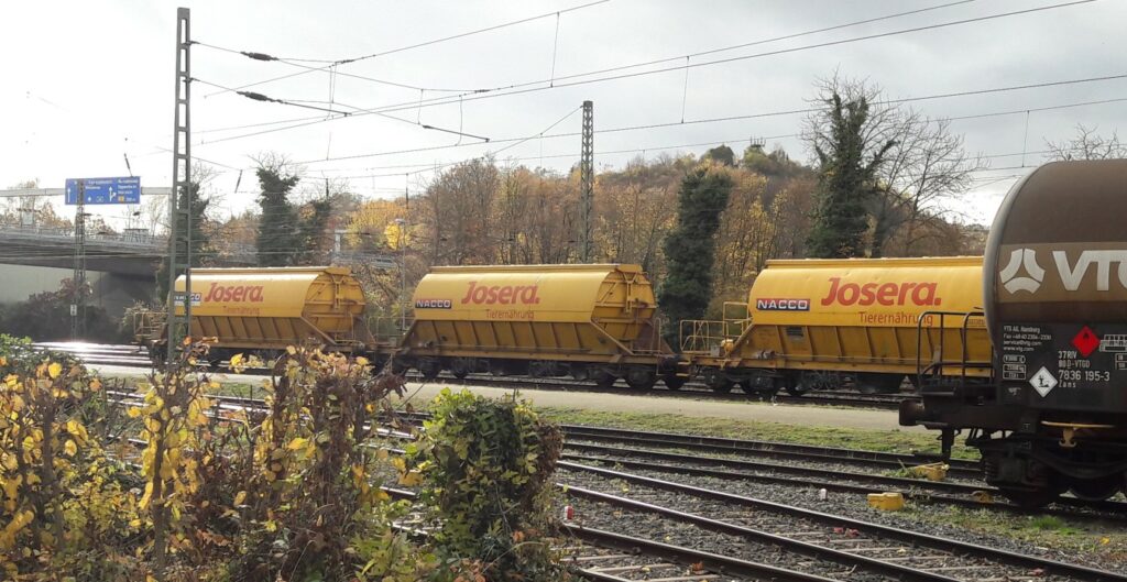 Die drei NACCO Taoos-y 894 "Josera" in Mainz-Weisenau vor dem Zementwerk. Vornedran: Ein VTG-Kesselwagen Zans mit der Betriebsnummer 37 80 7836 195-3.