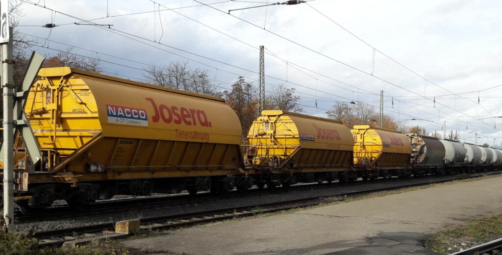 Ganz rechts im Bild zu sehen: der dritte NACCO Taoos-y 894 "Josera", Betriebsnummer 37 80 069 3 153-8