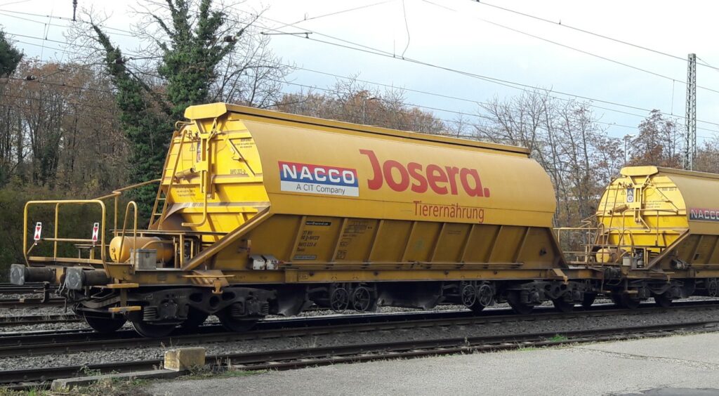 Der erste ganz links: NACCO Taoos-y 894 "Josera", Betriebsnummer 37 80 069 3 223-0