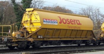 Drei NACCO Taoos-y 894 "Josera" in Mainz-Weisenau auf den Geleisen vor dem Zementwerk. Datum: 11.11.2018