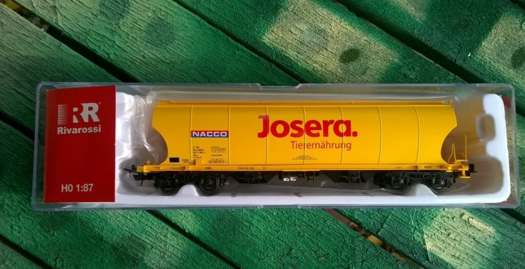 Der Rivarossi HR 6397 Silowagen Uapps NACCO "Josera" der DB AG in der OVP