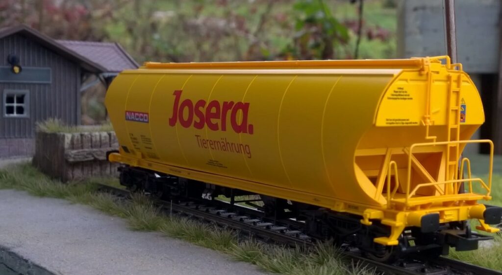 Der Rivarossi HR 6397 Silowagen Uapps NACCO "Josera" der DB AG im Bahnhof Eschau-Mönchberg