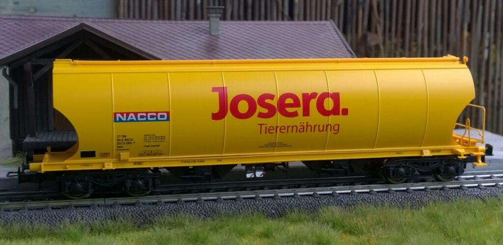 Der Rivarossi HR 6397 Silowagen Uapps NACCO "Josera" der DB AG im Bahnhof Eschau-Mönchberg