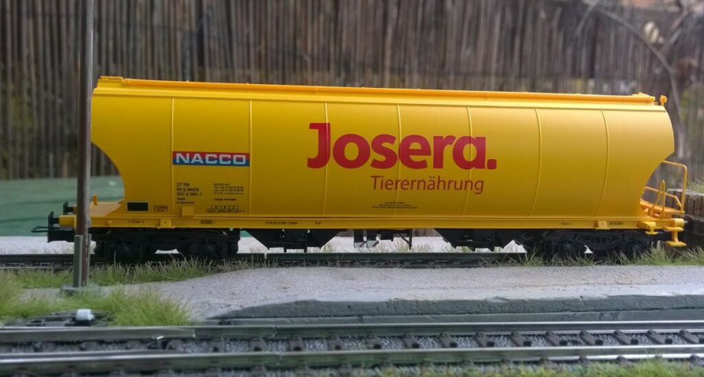 Detailaufnahme des Rivarossi HR 6397 Silowagen Uapps NACCO "Josera" der DB AG