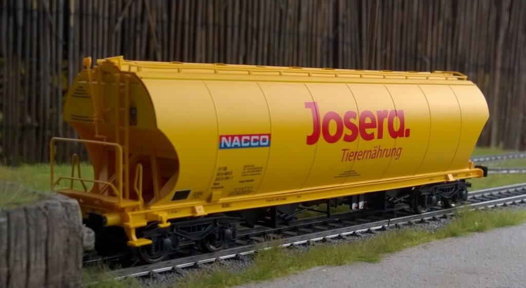 Detailaufnahme des Rivarossi HR 6397 Silowagen Uapps NACCO "Josera" der DB AG