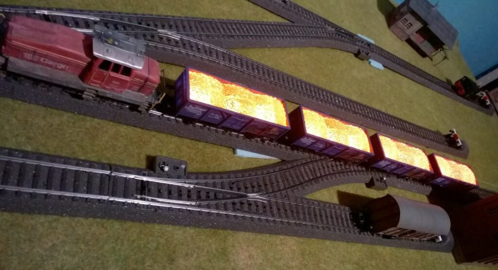 Der Märklin 44818 Offener Güterwagen Jim Knopf Lavawagen im Einsatz am Tag..