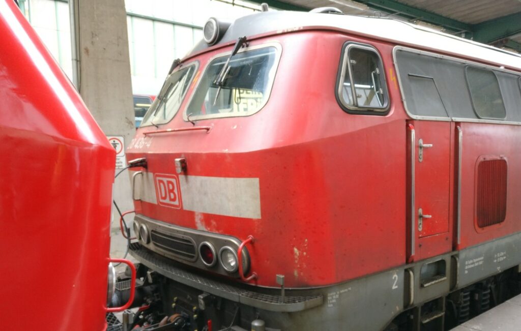 Baureihe 218 436-4 an Bahnsteig 9 als Lok #2 der Doppelbespannung vor IC 118 nach Dortmund im Hbf Stuttgart am 01.01.2019