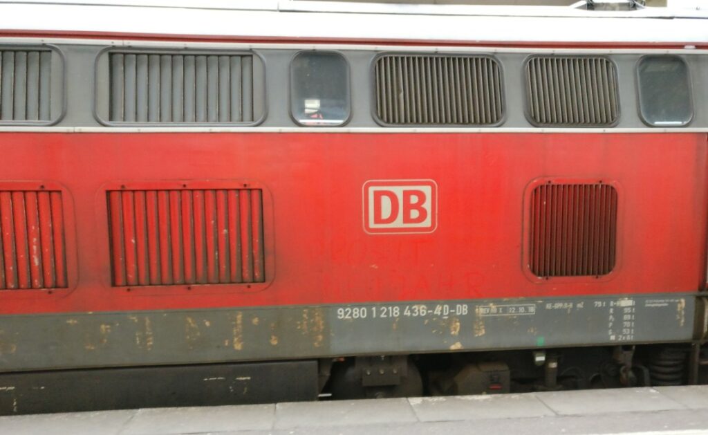 Baureihe 218 436-4 an Bahnsteig 9 als Lok #2 der Doppelbespannung vor IC 118 nach Dortmund im Hbf Stuttgart am 01.01.2019
