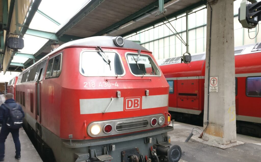 Baureihe 218 436-4 an Bahnsteig 9 als Lok #2 der Doppelbespannung vor IC 118 nach Dortmund im Hbf Stuttgart am 01.01.2019