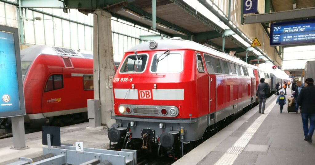 Baureihe 218 836-5 an Bahnsteig 9 als Lok #1 der Doppelbespannung vor IC 118 nach Dortmund im Hbf Stuttgart am 01.01.2019