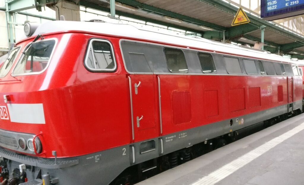 Baureihe 218 836-5 an Bahnsteig 9 als Lok #1 der Doppelbespannung vor IC 118 nach Dortmund im Hbf Stuttgart am 01.01.2019