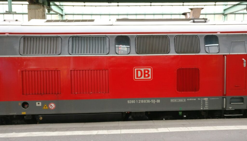 Baureihe 218 836-5 an Bahnsteig 9 als Lok #1 der Doppelbespannung vor IC 118 nach Dortmund im Hbf Stuttgart am 01.01.2019