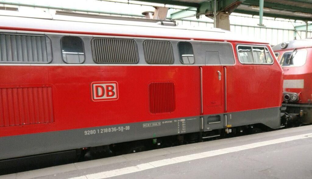 Baureihe 218 836-5 an Bahnsteig 9 als Lok #1 der Doppelbespannung vor IC 118 nach Dortmund im Hbf Stuttgart am 01.01.2019