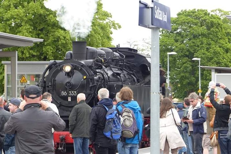 Die Dampflokomotive der Baureihe BR 86 333 (BR 86 1333-1) am 26.05.2019 im Bahnhof Soltau (Han) an der Heidebahn.