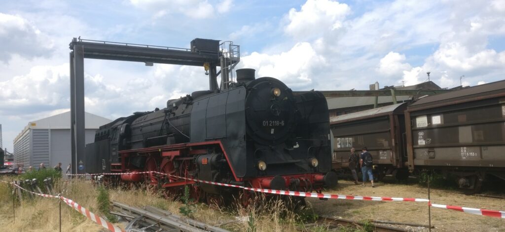 Die 01 2118-6, bis vor Kurzem noch als "90 80 0001 118-3 D-HEF" bei den HEF / Historische Eisenbahn Frankfurt e.V. auf dem Bundesbahn-Sommerfest am 22.06.2019 im DB-Museum in Koblenz.