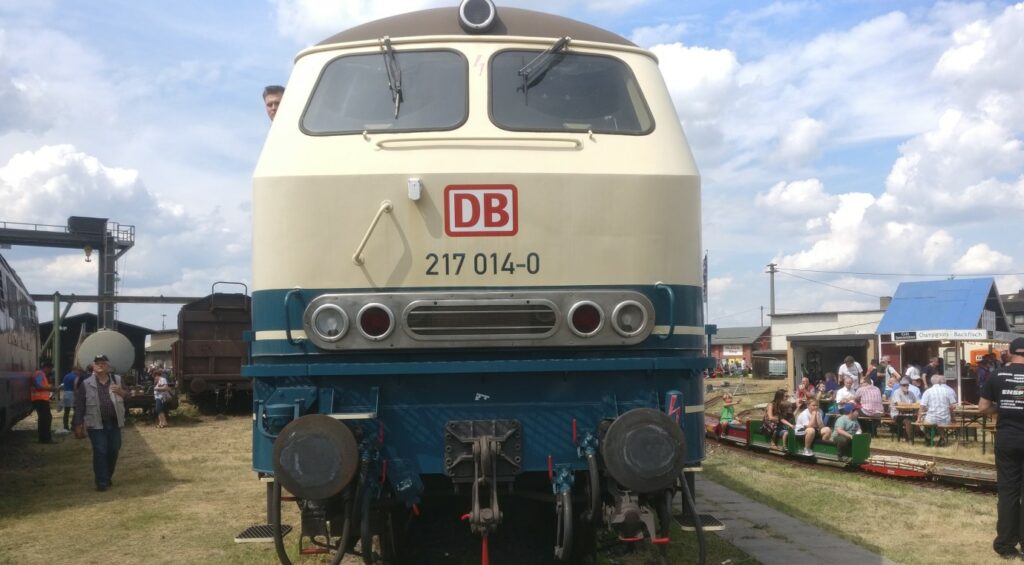 Die Diesellok der Baureihe 217 014-0 auf dem Bundesbahn-Sommerfest am 22.06.2019 im DB-Museum in Koblenz.