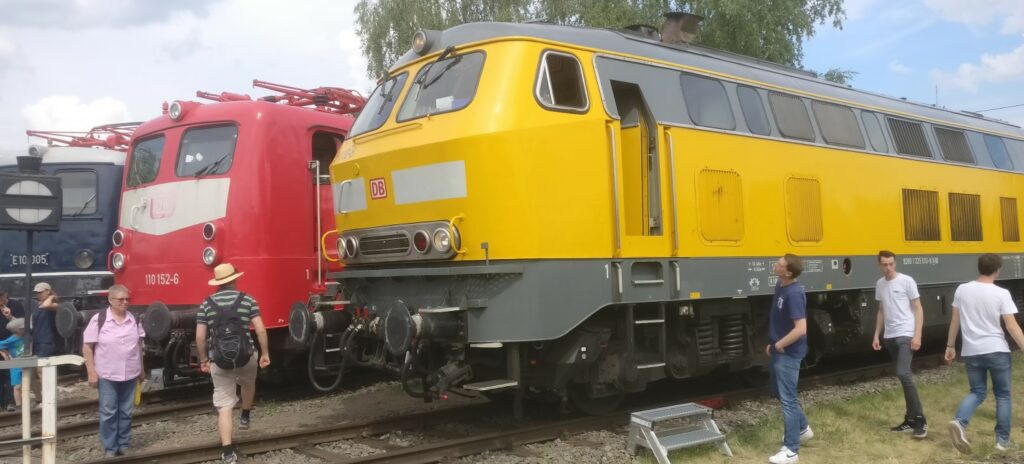 Die 225 010-8 der DB Bahnbau Gruppe GmbH auf dem Bundesbahn-Sommerfest am 22.06.2019 im DB-Museum in Koblenz.