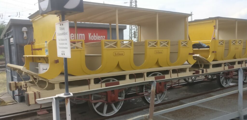 Ein Waggon "3. Klasse" des Zuges "Der Adler" auf dem Bundesbahn-Sommerfest am 22.06.2019 im DB-Museum in Koblenz.