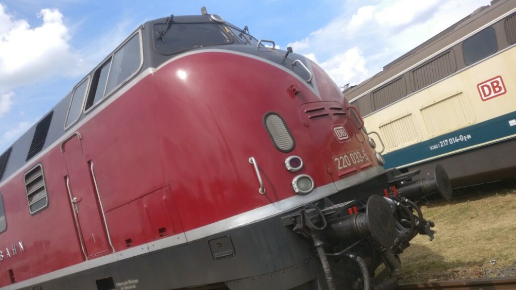 Die Diesellok der Baureihe 220 033-5 auf dem Bundesbahn-Sommerfest am 22.06.2019 im DB-Museum in Koblenz.