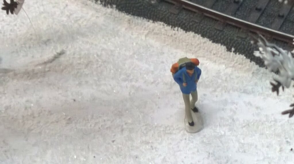 "Mitten durch den Schnee" - Szene auf der Märklin Schaufenstranlage bei Modellbahn Hegmann.