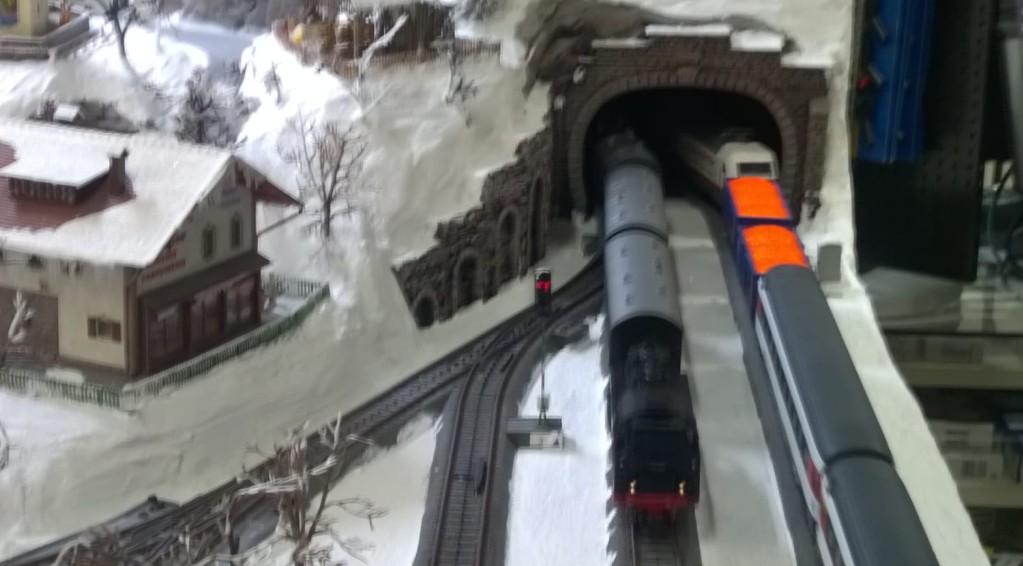 Und SCHLUPP verschwinden die drei Märklin 44818 Offener Güterwagen Jim Knopf Lavawagen hinter der Märklin 39374 Elektrolokomotive BR 101 071-9 wieder im Tunnel.