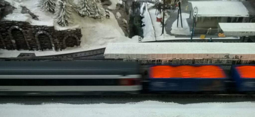 Da huschen sie vorbei, die drei Märklin 44818 Offener Güterwagen Jim Knopf Lavawagen hinter der Märklin 39374 Elektrolokomotive BR 101 071-9.