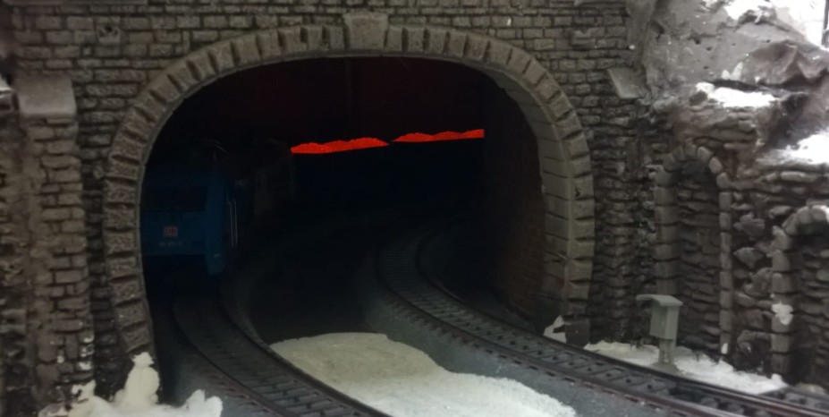 Wie in der Geisterbahn drei teufelsrote Augen im Dunkel. Gleich kommen sie, die drei Märklin 44818 Offener Güterwagen Jim Knopf Lavawagen hinter der Märklin 39374 Elektrolokomotive BR 101 071-9.