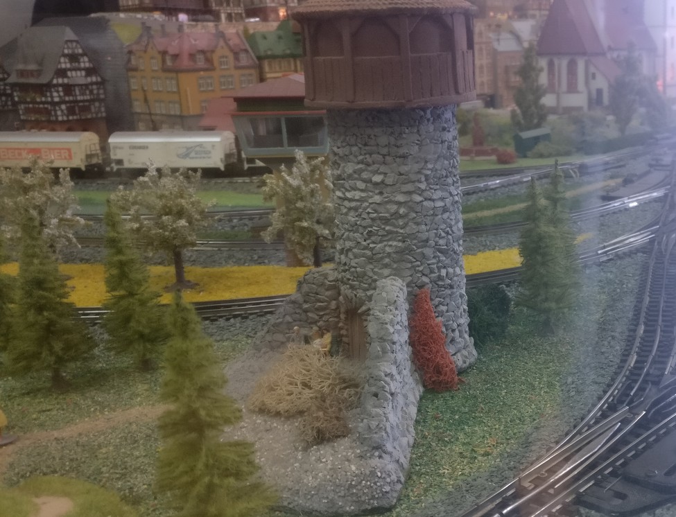 Ein mittelalterlicher Wehrturm auf der Trix Modellbahn.