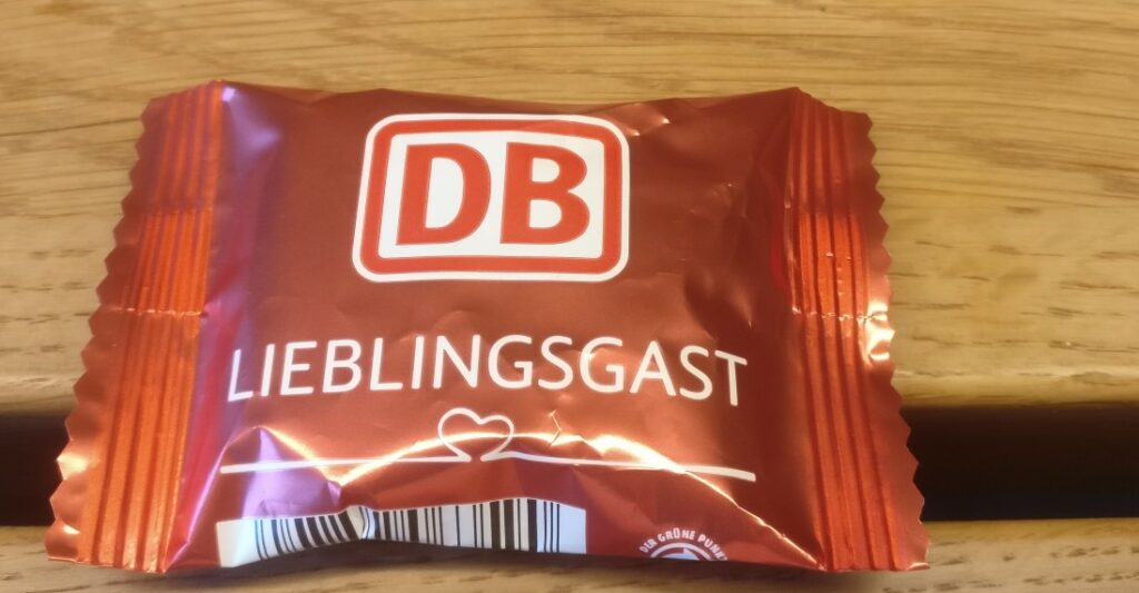 Das DB-Lieblingsgast-Give-Away. Man kann ja auf die Verspätungsenthusiasten wütend sein, wie man will, aber so ein mit einem warmen Lächeln übergebenes "Das möchte ich Ihnen mitgeben" lässt einen dann zwischen den Menschen und der Marke unterscheiden. "DANKE !!!" sage ich hier nochmal. Habe mich riesig drüber gefreut. Über das Geschenk und die dabei spürbaren Sympathieschwingungen natürlich.