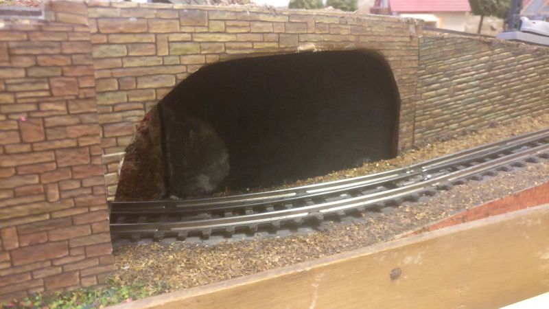Nicht mal ein ordentliches Tunnelportal hat die Trix H0 Anlage. Weder an dieser Kreuzung der Strecken noch an der anderen am anderen Ende der Trix H0 Anlage.