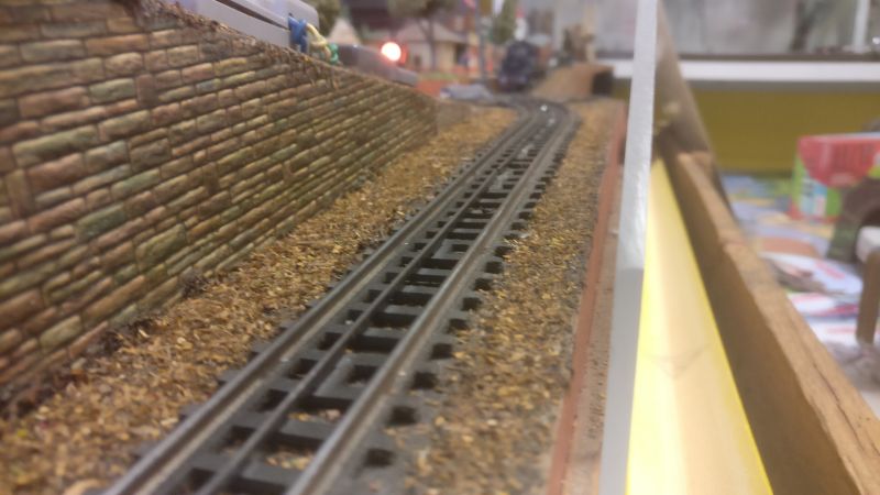 Direkt vor der abwärts strebenden Strecke liegt eine steile Rampe. Auch dieser Streckenabschnitt gefällt mir total gut. Ein Nietenzähler würde beklagen, dass eine solch steile Rampe auch auf einer Modellbahn überzogen steil sei.